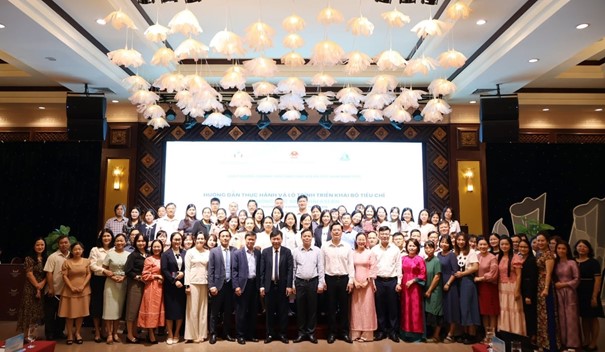 Đại biểu tham dự Hội thảo chụp ảnh lưu niệm